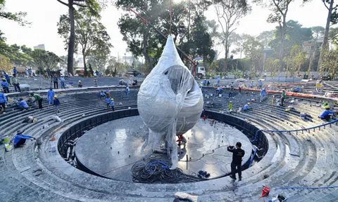 Lắp biểu trưng hình giọt nước tại công viên số 1 Lý Thái Tổ