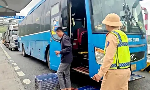 'Nhồi nhét' thêm 7 người, tài xế và chủ xe giường nằm bị phạt 52,5 triệu đồng