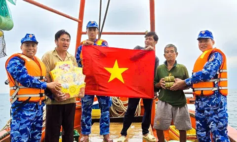 Giữ mùa xuân và bình yên trên biển