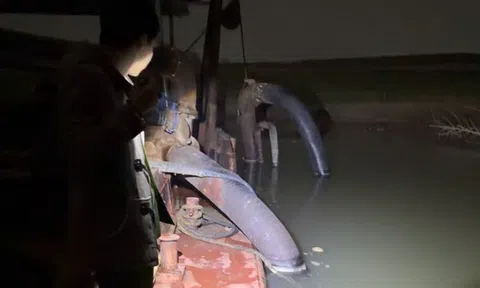 Bắt giữ hai tàu cát tặc