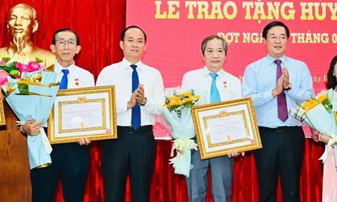 Trao huy hiệu 40 năm tuổi Đảng tặng PGS.TS Trần Hoàng Ngân, luật sư Phan Trung Hoài