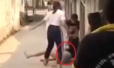 Bé gái bị vây đánh 'hội đồng' trong hẻm ở TP.HCM