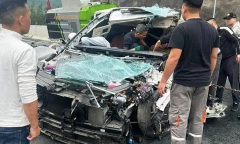 Ôtô con nát bét sau cú tông xe hút rác trên cao tốc