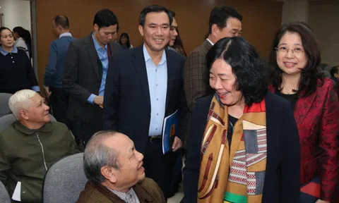 Đồng chí Bùi Thị Minh Hoài dự Hội nghị lấy ý kiến cử tri nơi cư trú đối với người ứng cử đại biểu Quốc hội