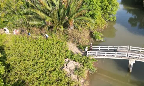 Hơn 20 hộ dân kẹt giữa nơi không điện, không đường