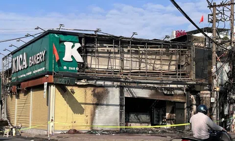 Tiệm bánh ở trung tâm TP.HCM cháy trơ khung lúc rạng sáng