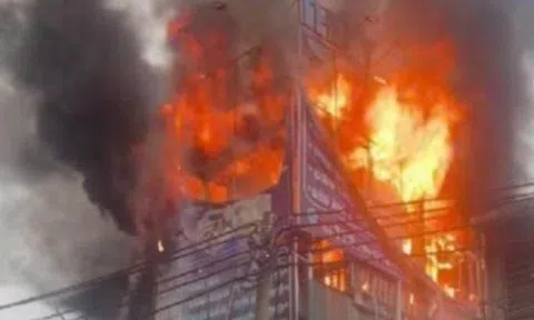 Biển quảng cáo cháy ngùn ngụt ở nhà dân trên đường Trần Cung