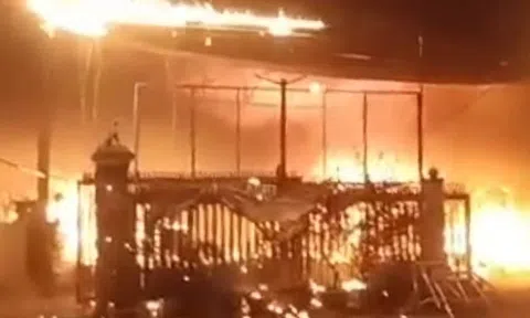 Cháy dữ dội tại cơ sở mai táng Phước Vinh ở TP.HCM