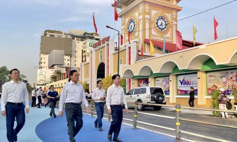 Bí thư TP.HCM thị sát việc chỉnh trang chợ Bến Thành, Hồ Con Rùa