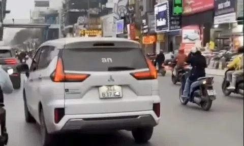 Ôtô có bảng đèn led hiện chữ xúc phạm công an, tài xế nói bị hack