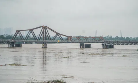 Một nhịp cầu Long Biên gặp sự cố, ngành đường sắt tạm dừng chạy tàu qua cầu