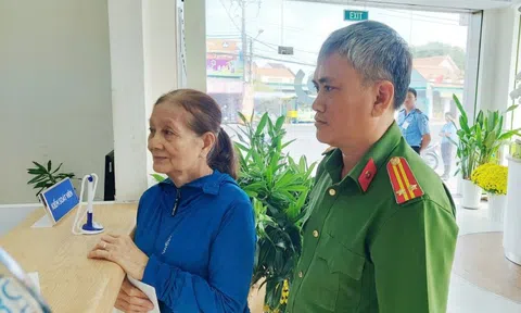 Cụ bà ‘hốt hoảng’ khi nhận 2 tỷ đồng từ tài khoản lạ