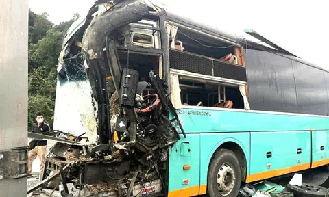 Tai nạn liên hoàn trên cao tốc Vân Phong - Nha Trang, kẹt xe kéo dài, CSGT mở điểm quay đầu khẩn cấp