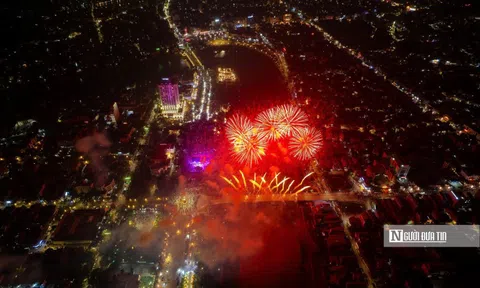 Lạng Sơn: Mãn nhãn màn pháo hoa tại lễ hội Hoa đào xứ Lạng