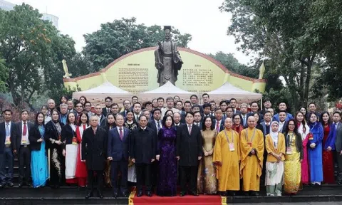 Chủ tịch nước cùng đại biểu kiều bào dâng hương ở Tượng đài Lý Thái Tổ