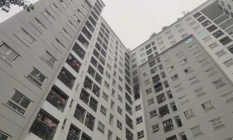 Cháy tại tầng 9 chung cư ở Hà Nội