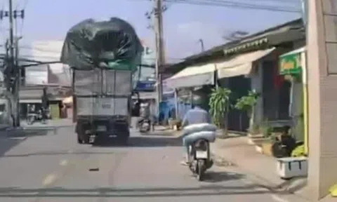 Bao hàng rơi từ xe tải, đè trúng người đi xe máy ở TP.HCM