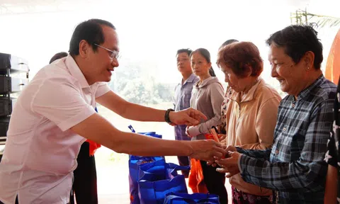 Báo Tuổi Trẻ và xã Bình Lợi trao quà Tết cho trẻ em và hộ dân khó khăn