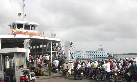 Những chuyến phà thương nhớ ở phương Nam - Kỳ 3: Đi mau kẻo trễ chuyến phà đêm qua bến bắc Cần Thơ