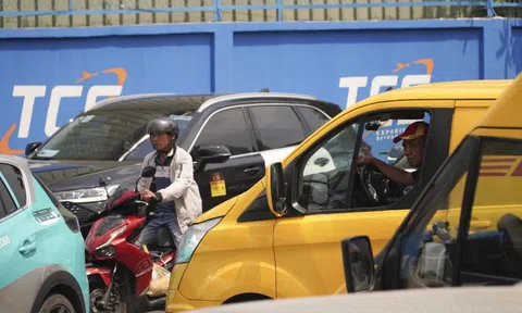 Các tuyến đường vào sân bay Tân Sơn Nhất chật kín xe cộ