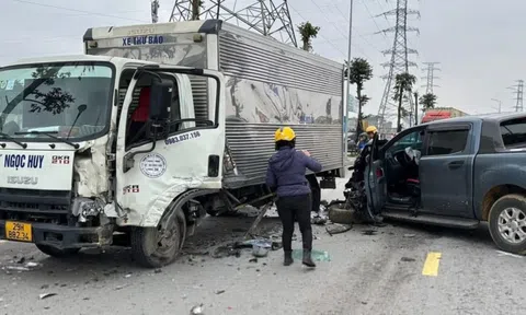 Xe bán tải biến dạng sau va chạm liên hoàn