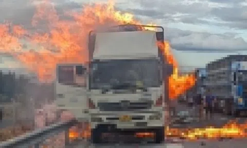 Khói lửa bao trùm xe tải trên cao tốc Vĩnh Hảo - Phan Thiết