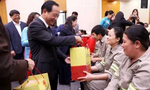 Trưởng Ban Tuyên giáo và Dân vận TW tặng quà Tết tại Tuyên Quang