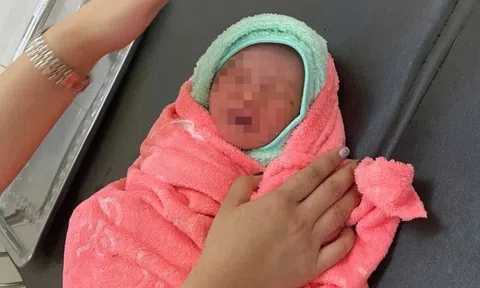 Bé gái còn nguyên dây rốn giữa rẫy sầu riêng, toàn thân bị kiến bu