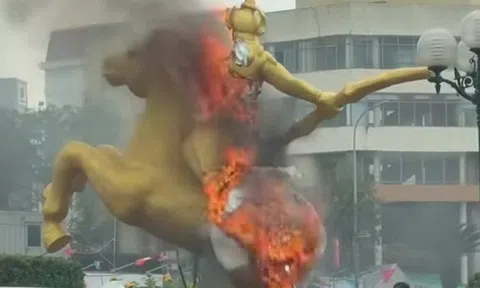 Linh vật ngựa ở Thái Nguyên cháy rụi