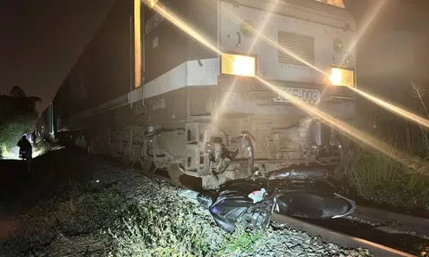 Tàu hỏa kéo lê xe máy, người đàn ông tử vong tại chỗ