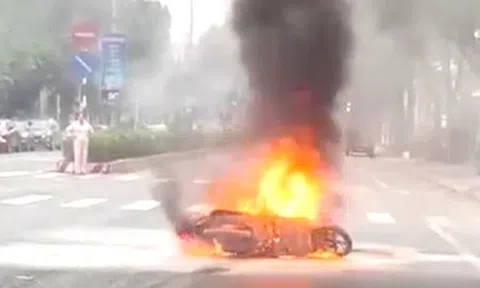 Xe máy cháy trơ khung giữa đường TP.HCM