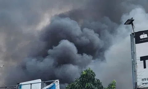 Cháy lớn nhà dân ở TP.HCM