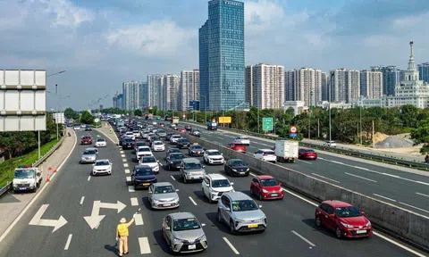 Xe cộ ùn ùn dồn về cửa ngõ Hà Nội sáng 27 tháng chạp, cửa ngõ phía đông kẹt cứng