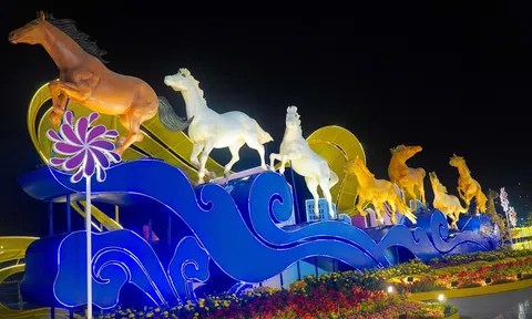 Người dân chen chân xem "đàn ngựa phi nước đại" tại đường hoa tỉnh Đồng Tháp