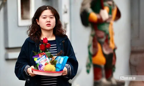 Nam thanh nữ tú đến một ngôi chùa ở Hà Nội cầu duyên ngày Valentine