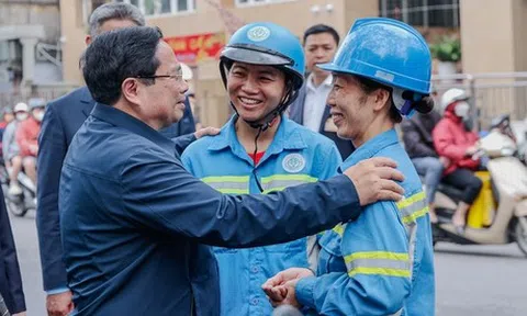 Thủ tướng Phạm Minh Chính cảm ơn, tặng quà công nhân vệ sinh môi trường tại Thủ đô