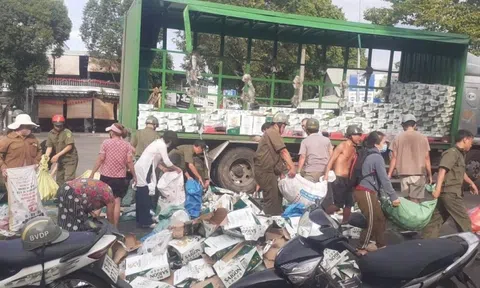 Hàng nghìn lon bia rơi xuống đường ở TP.HCM