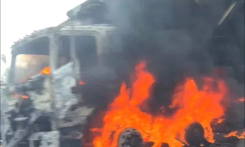 Xe tải bốc cháy đỏ rực trên cao tốc Phan Thiết - Dầu Giây