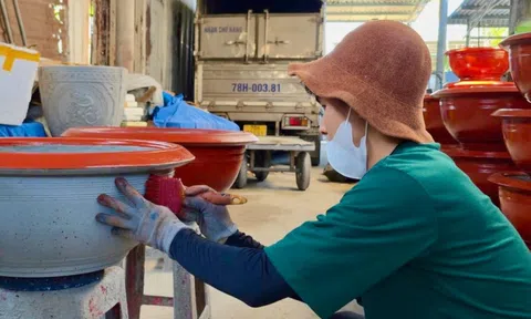 Vì sao trước Tết người Việt... rất bận, làm ngày không đủ tranh thủ làm đêm?!