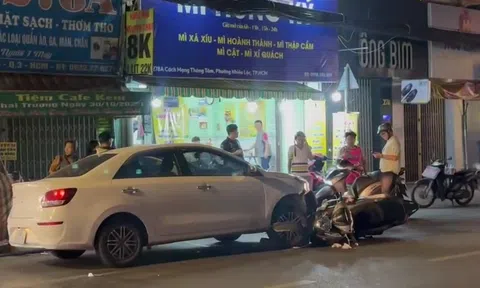 TP.HCM: Ôtô mất lái tông xe máy trong đêm