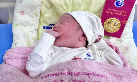 Những em bé chào đời vào thời khắc năm 2026 tại Bệnh viện Từ Dũ được tặng vàng may mắn