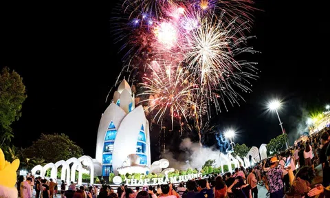 Pháo hoa rực sáng bầu trời các tỉnh thành thời khắc giao thừa