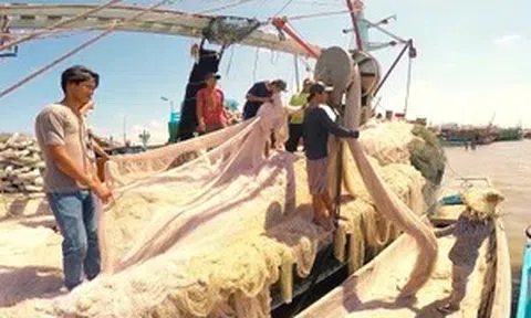 Ngư dân cửa biển lớn nhất miền Tây chuẩn bị ra khơi ăn Tết trên biển