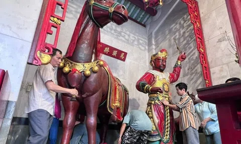 Xếp hàng chui qua bụng ngựa để 'xin lộc' đầu năm