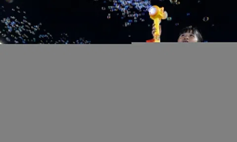 Người dân TP.HCM đổ về trung tâm chờ khoảnh khắc giao thừa