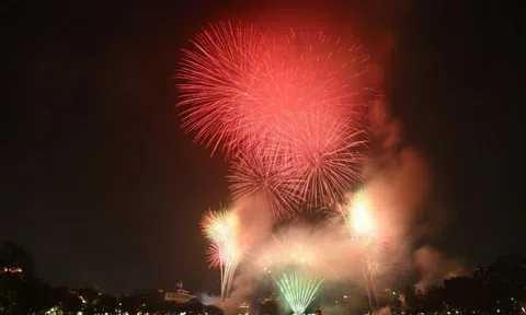 Pháo hoa chào đón năm mới Bính Ngọ 2026