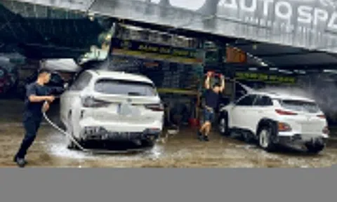 Sát giao thừa, giá rửa xe vượt mốc 300.000 đồng/lượt