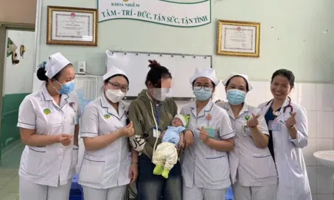 Bé sơ sinh tưởng bị bỏ rơi bất ngờ được bố mẹ đến đón về ở TP.HCM