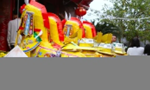 Dâng ngựa tiền triệu ở Đền Ông Hoàng Mười