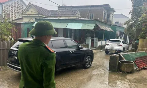 Tài xế đậu xe 'khóa đầu, khóa đuôi' ngõ nhỏ, thách 'ai cẩu được cứ cẩu, phạt 100 triệu không sao'